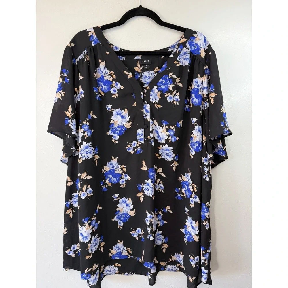 Torrid 5 Short Sleeve Black Floral V Neck Blouse W Covered Buttons - Picture 1 of 8